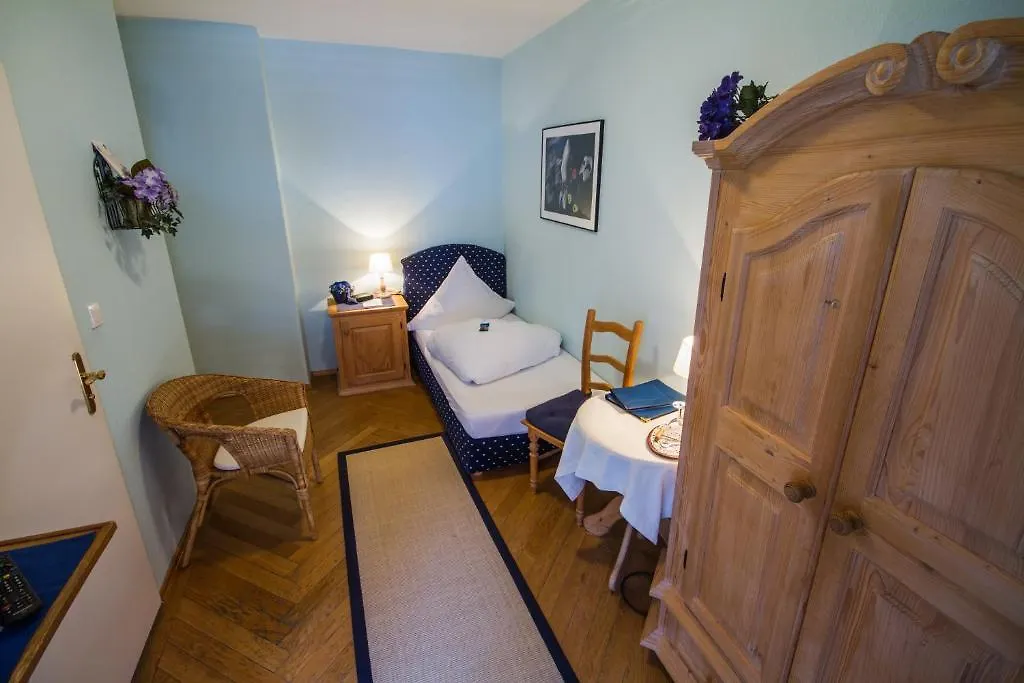 باد تولز Hotel Landhaus Iris 3*, باد تولز