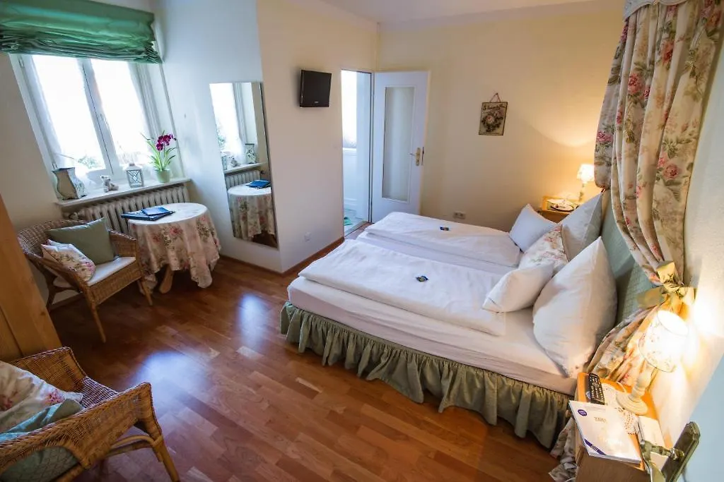 باد تولز Hotel Landhaus Iris 3*, باد تولز